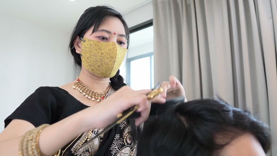 Desi Barber Girl While Hair Cutting Turned Extremely Horny