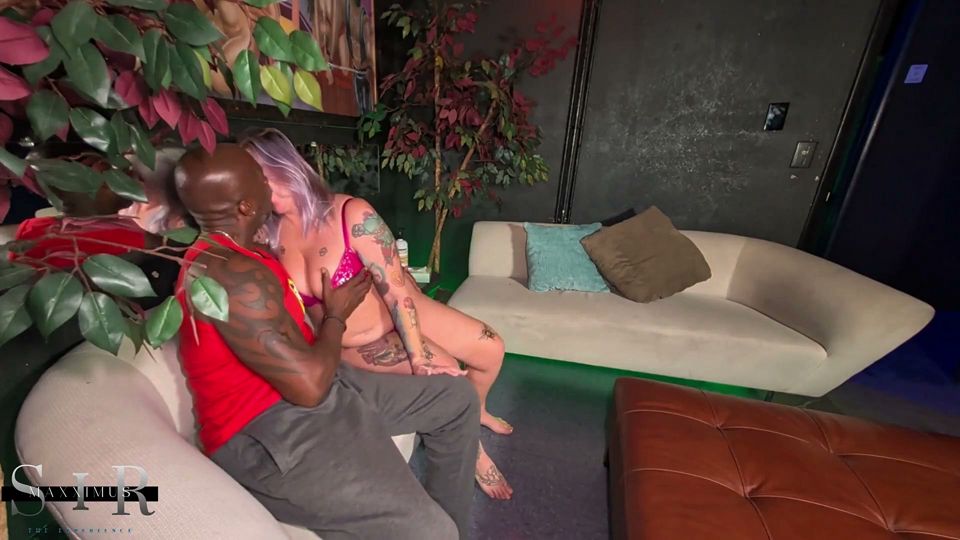 PAWG Hotwife Gets the Experience at the Green Door in Vegas