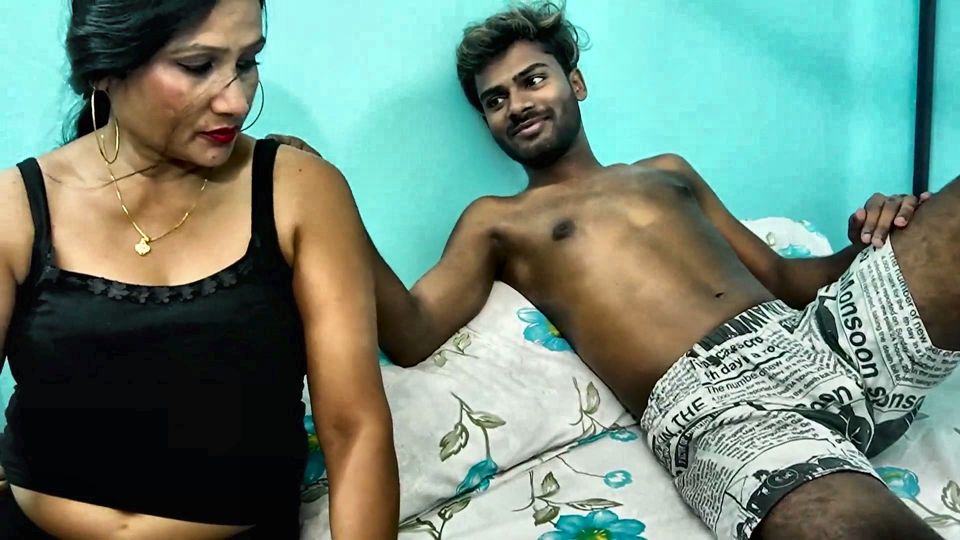 Sexy big boobs desi girl coming to satisfy a big cock
