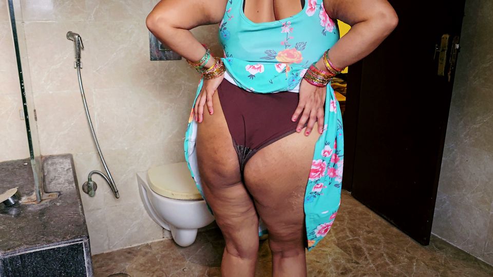 Sister-in-law Saw Sister-in-law Hiding in the Bathroom and Taking a Bath
