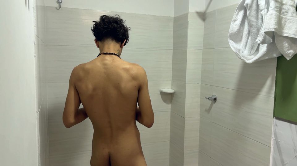My stepmother with a very big ass, enters my bathroom by surprise and asks me to fuck her hard until she makes me come in her.