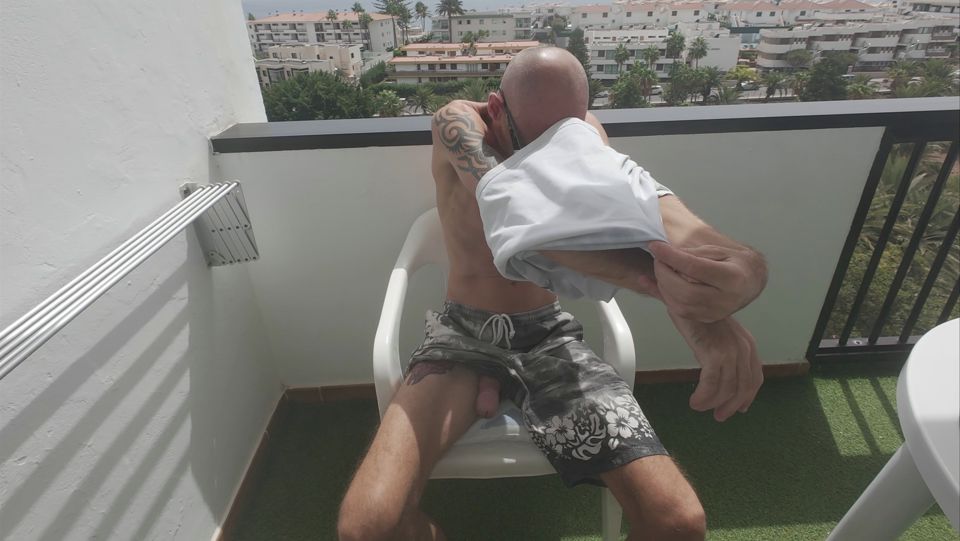 A Sexy Stranger Started Sucking My cock on The Public Roof Balcony When She Saw Me Playing With My Dick At A Nudist Hotel