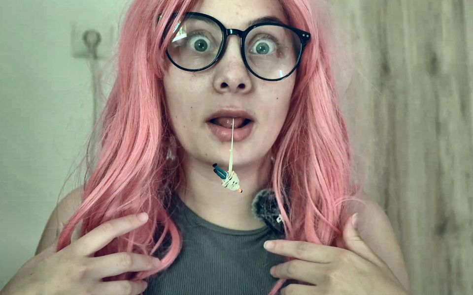 Giantess Chewing Gum
