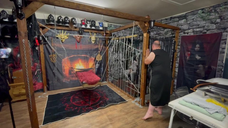 Part 1:- Lanista Bear & Domina Satana first session with Well hung.