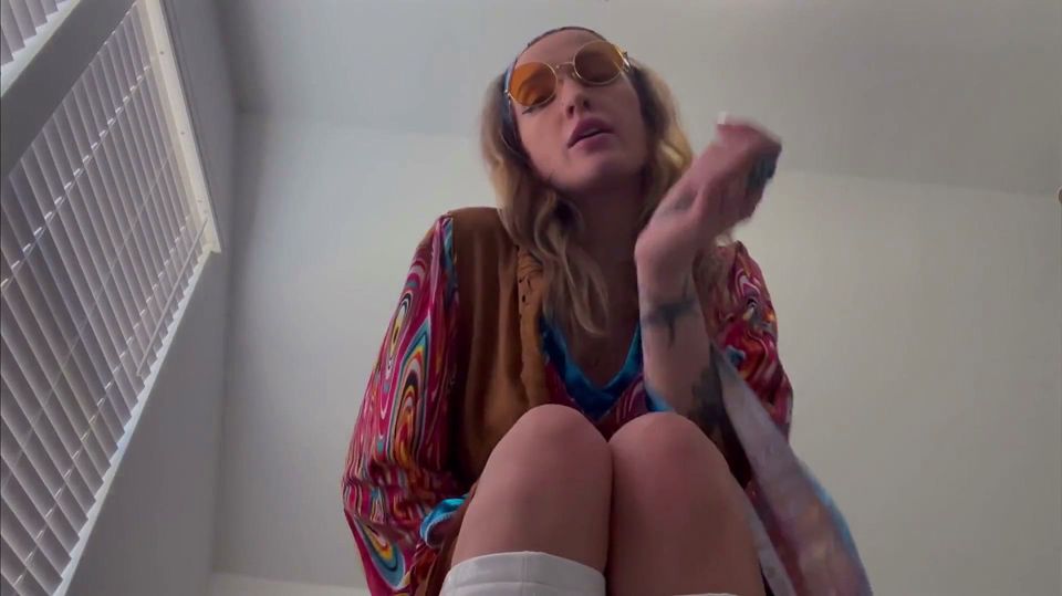 Sutton's Groovy '60s Giantess Fantasy 4K POV Tiny Thrills Await!