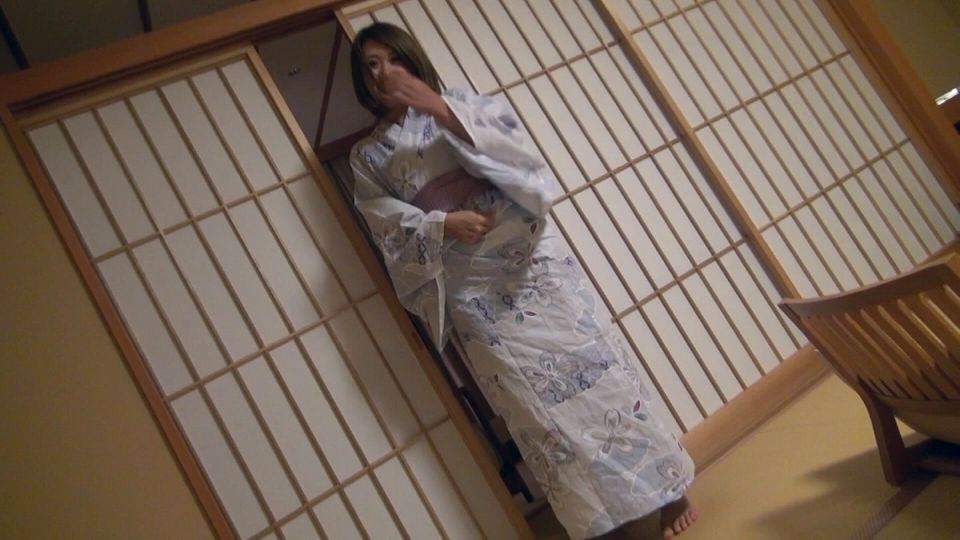 A175B05 Massive squirting in a yukata! Gal-type wives love big things!