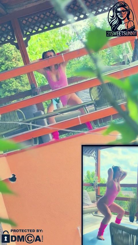 Post-workout stretching webcam🏋🏻 ♀️