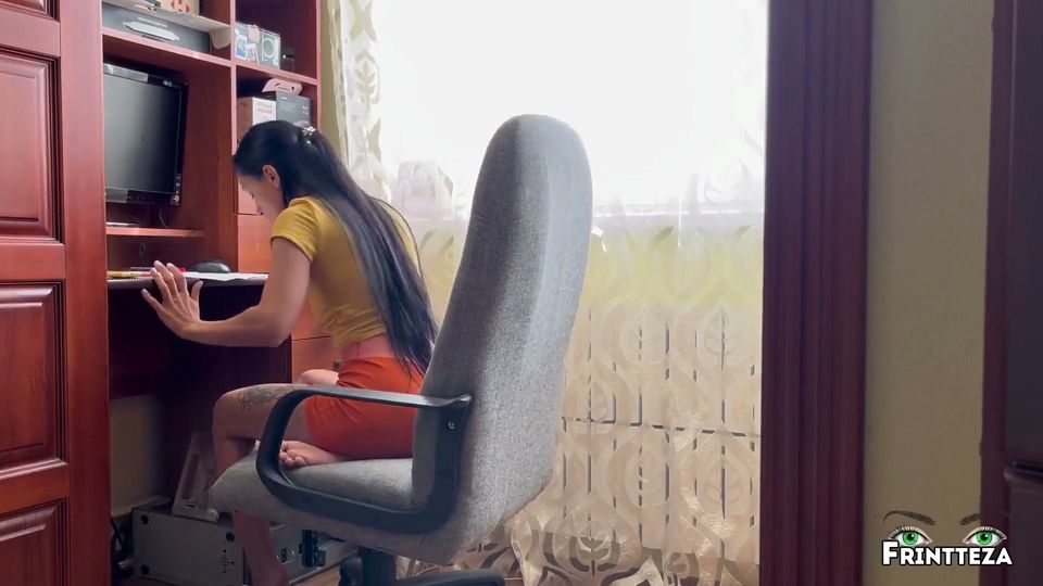Stepson Promised to Help Stepmom with the Computer After Creampie in Pussy