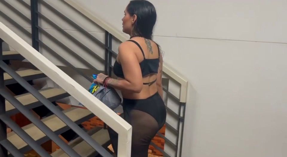 I DISCOVER THE BIG ASS OF MY CHEATING LATINA NEIGHBOR! - PORN IN SPANISH