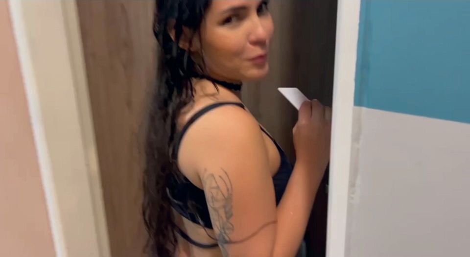 I DISCOVER THE BIG ASS OF MY CHEATING LATINA NEIGHBOR! - PORN IN SPANISH