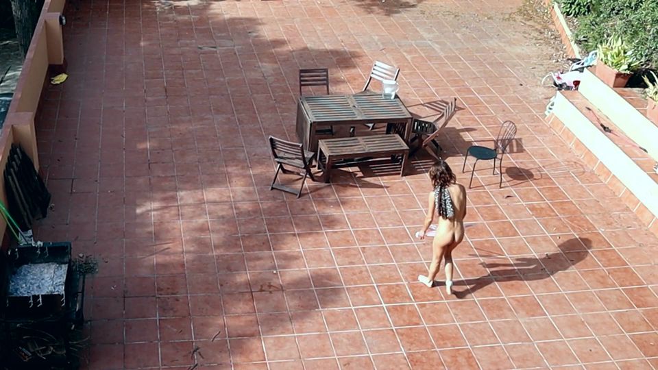 Couple catched fucking in the courtyard