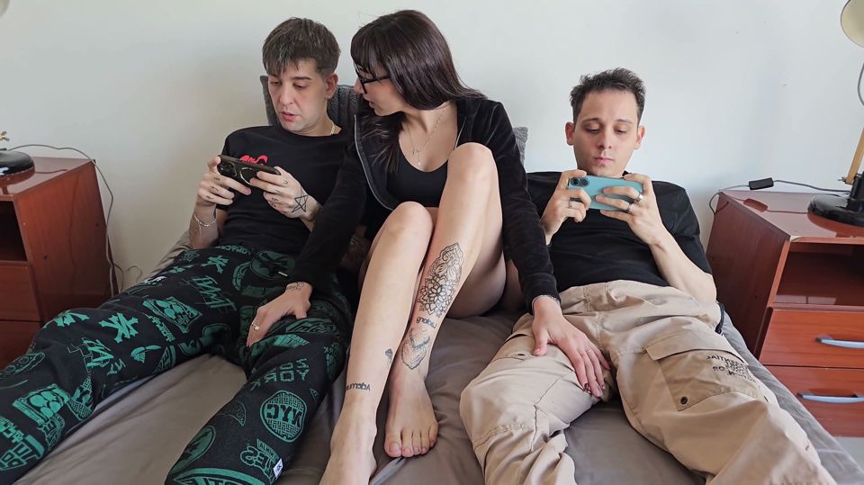 I Distract My Gamer Friends by Sucking Their Dicks for a Challenge