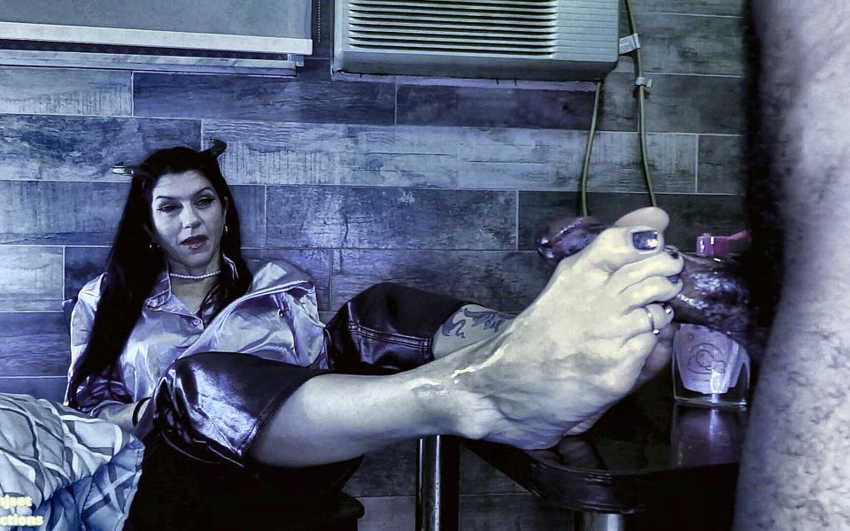 Demon Boss Lady Getz Her Feet Fucked by Black Thug